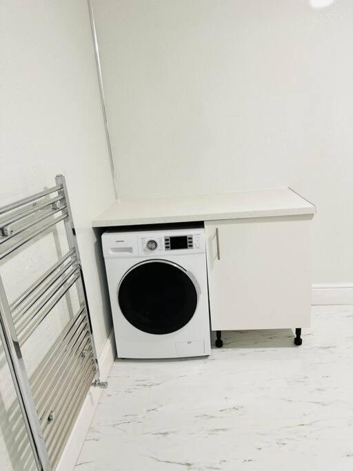 Bespoke 2 Bedroom Apt Derby City エクステリア 写真