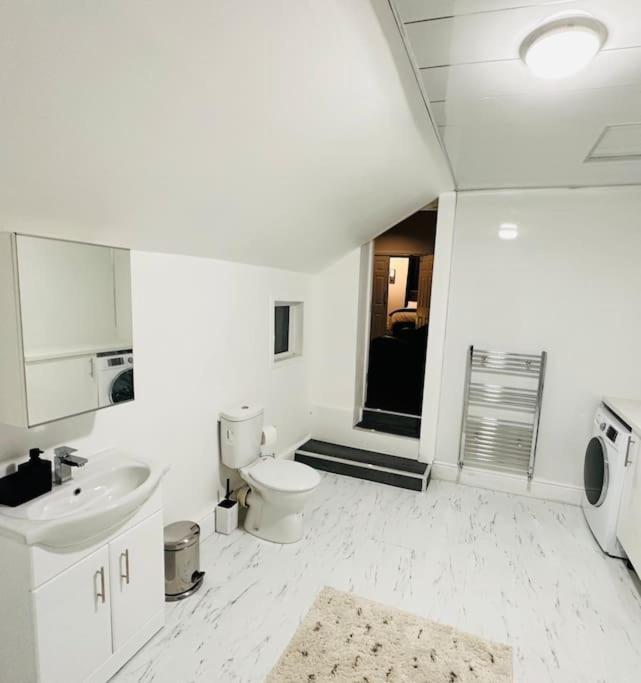 Bespoke 2 Bedroom Apt Derby City エクステリア 写真